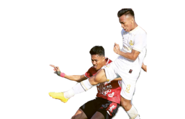 PERCAYA DIRI: Arkhan Fikri (kanan) berebut bola dengan I Made Andhika Wijaya dalam pertandingan pekan ke-4  BRI Liga 1, 11 September lalu.