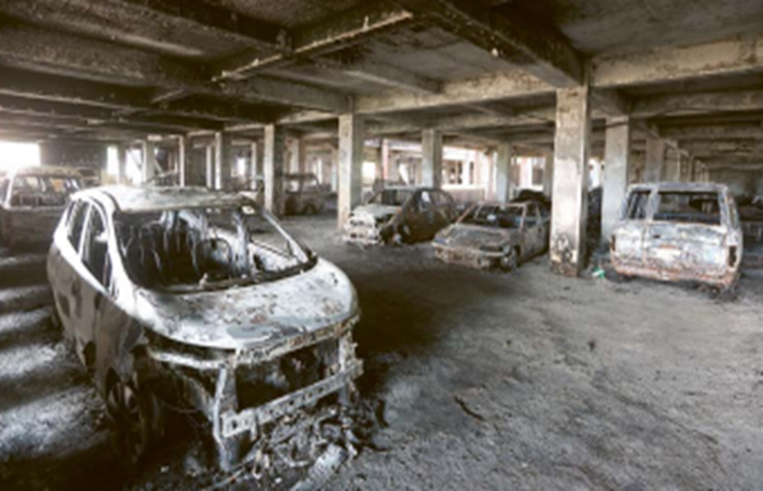 HANGUS: Sebanyak 11 mobil yang diparkir di lantai tiga Pasar Baru Barat Comboran ikut terbakar. Hingga  kemarin belum bisa dikeluarkan.