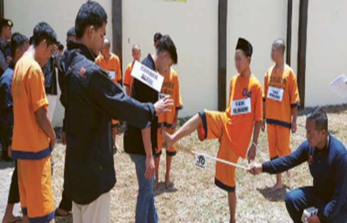 PERJELAS KRONOLOGI: Para tersangka pengeroyokan terhadap Alfin Syafiq Ananta, 17, pelajar SMK PGRI  3 Malang memperagakan 77 adegan di Lapangan Tembak Mapolres Malang, kemarin.