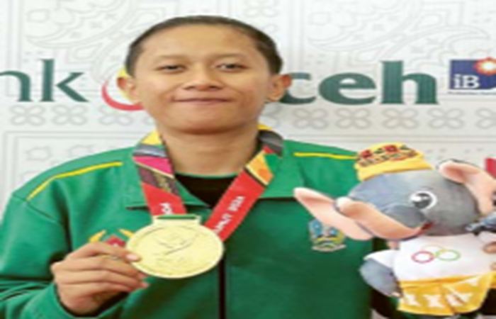 MAKSIMALKAN KESEMPATAN: Risky  Nikmaturrohma meraih medali emas seusai mengalahkan tim sepak takraw Sulawesi Selatan, Rabu lalu (11/9)