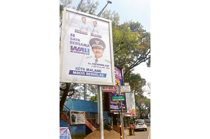 BUKAN APK: Area di dekat Stadion Gajayana sudah terpasang banner calon kepala daerah.