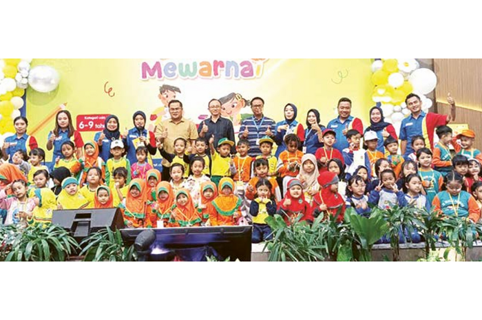 FULL COLOR: Branch Manager Indomaret Cabang Malang Wiliandi (lima dari kiri belakang) bersama para peserta lomba mewarnai.