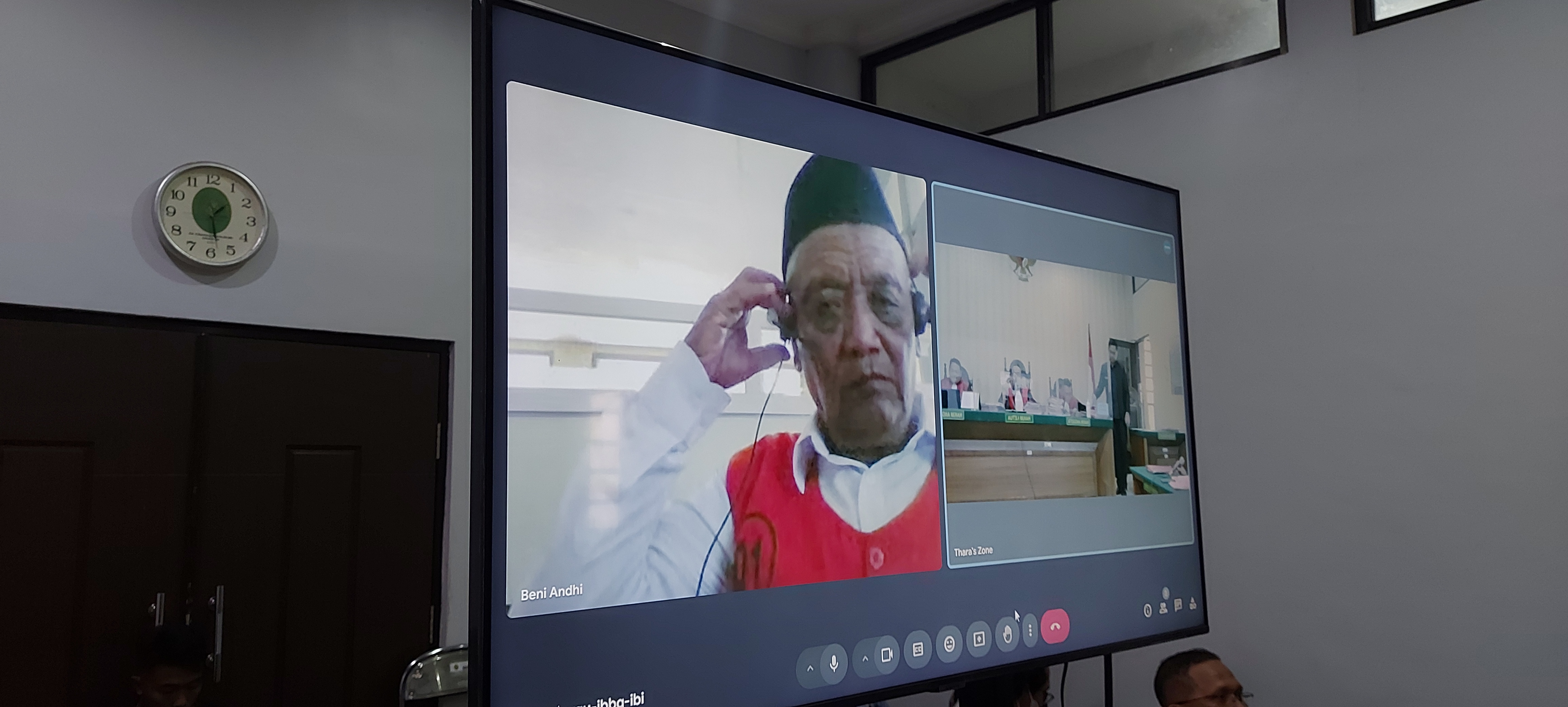 TIGA KALI DIPENJARA: Mariono, 78, warga Majangtengah, Kecamatan Dampit menjalani sidang secara daring (online) dari Lapas Lowokwaru kemarin (17/9).