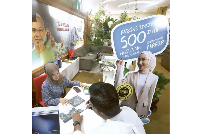 JADI INCARAN: Pengunjung Expo Properti mengunjungi salah satu booth pengembang yang menawarkan rumah komersial kemarin.