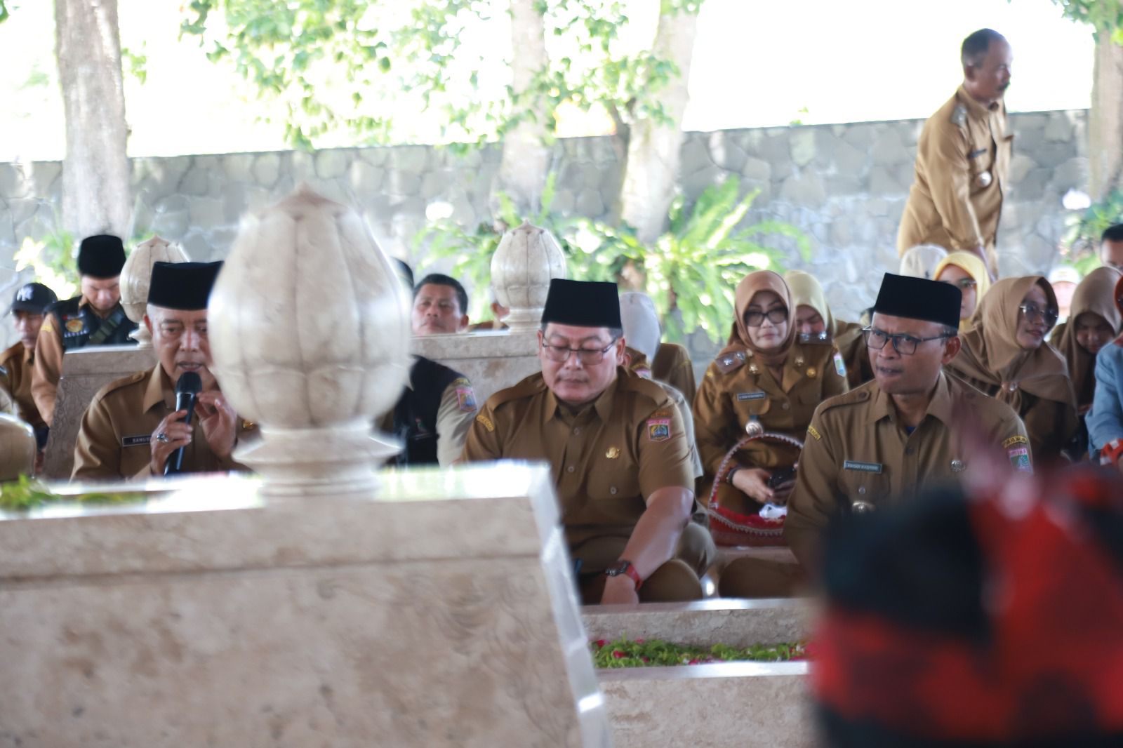TELADANI PAHLAWAN: Bupati Malang H M. Sanusi (kiri) ziarah di Makam bung Karno, Blitar, kemarin (17/9)
