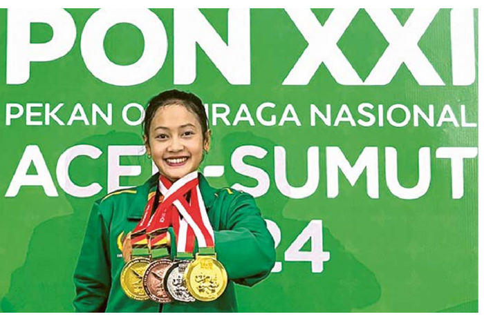 MONCER: Salsabila Hadi pamungkas menunjukkan empat medali yang dia dapatkan di PON Aceh-Sumut 2024. Dia menjadi penyumbang medali pertama untuk kontingen Jatim.