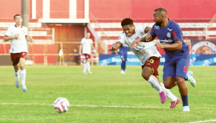 MAKSIMALKAN PERBAIKAN: Dalberto Luan Belo (kanan) berduel dengan pemain Borneo FC dalam laga BRI Liga 1 pekan ke-2, 17 Agustus lalu.