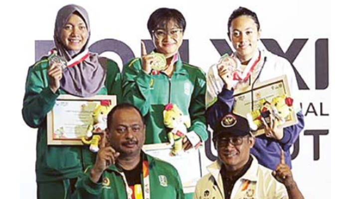 CAPAIAN SPESIAL: Izzy Dwifaiva Hefrisyanti (tengah atas) mendapat medali emas di nomor 800 meter gaya bebas, Minggu lalu (15/9).