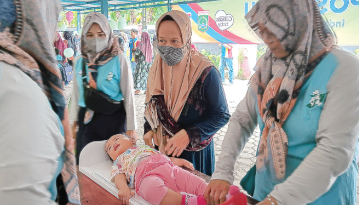 BULAN TIMBANG: Pengukuran tinggi badan dan berat badan bayi di Posyandu Desa Gondanglegi Kulon, Kecamatan Gondanglegi.