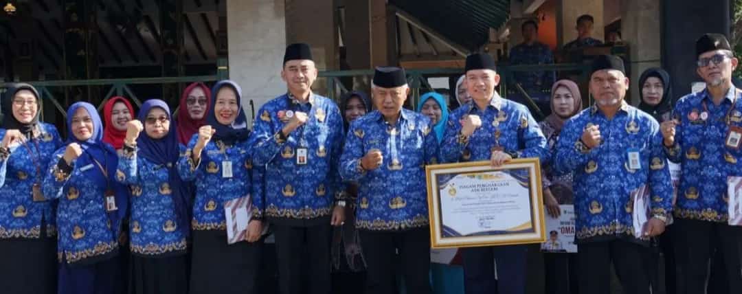 TERBAIK: Bupati Malang H M. Sanusi bersama jajaran pejabat eselon II Pemkab Malang di halaman Pendapa Agung Kabupaten Malang hari ini (17/9).