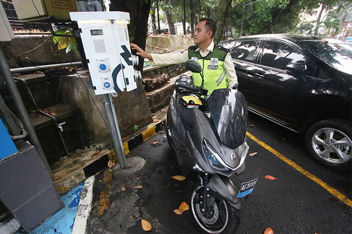 Motor listrik sedang diisi ulang di salah satu pangkalan isi ulang listrik Kota Malang