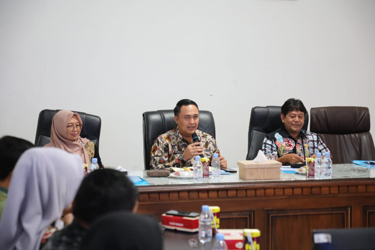 Pj Wali Kota Malang Iwan Kurniawan (tengah)