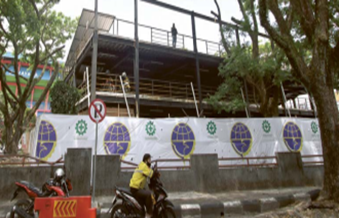 TERUS DIKEBUT: Sebagian lantai tiga parkir vertikal di kawasan Stadion Gajayana telah terpasang atap kemarin.