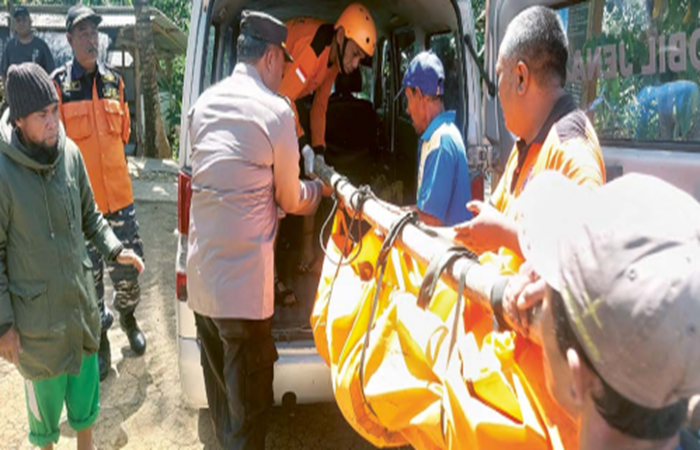 LAKA AIR: Evakuasi jenazah wisatawan asal Kelurahan Bandulan, Kecamatan Sukun dilakukan petugas gabungan, kemarin.