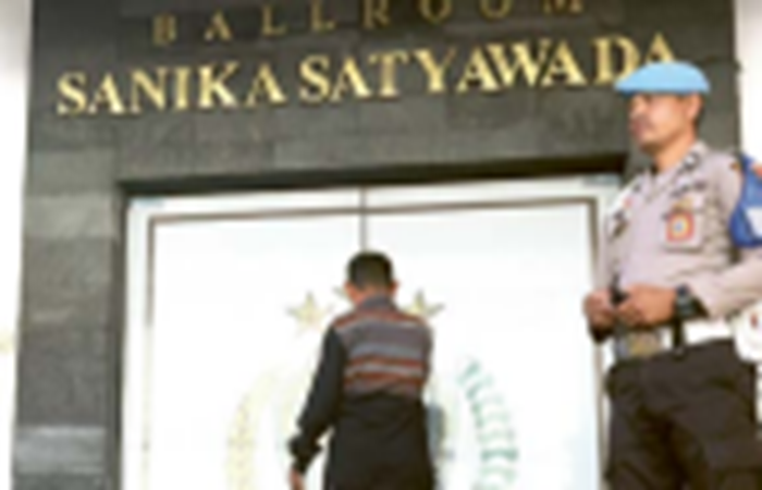 TERIMBAS: Salah seorang saksi dari kelompok masyarakat (pokmas) memasuki Ballroom Sanika Satyawada Polresta Malang Kota untuk diperiksa petugas KPK kemarin (17/9)