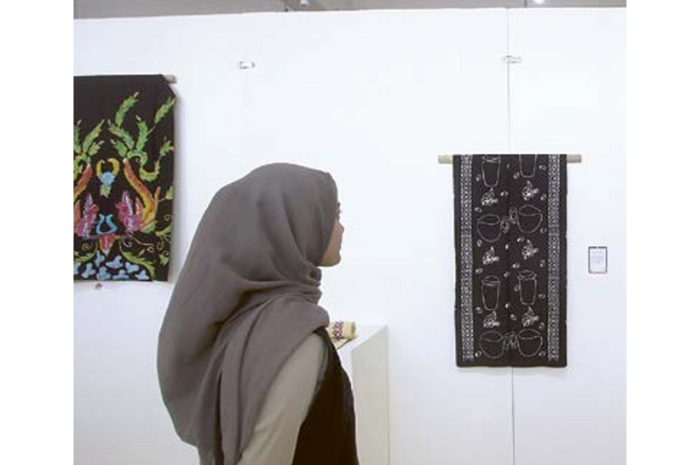 LOCAL PRIDE: Motif batik khas Malangan dipamerkan di Malang Creative Center (mCC), kemarin (18/9).