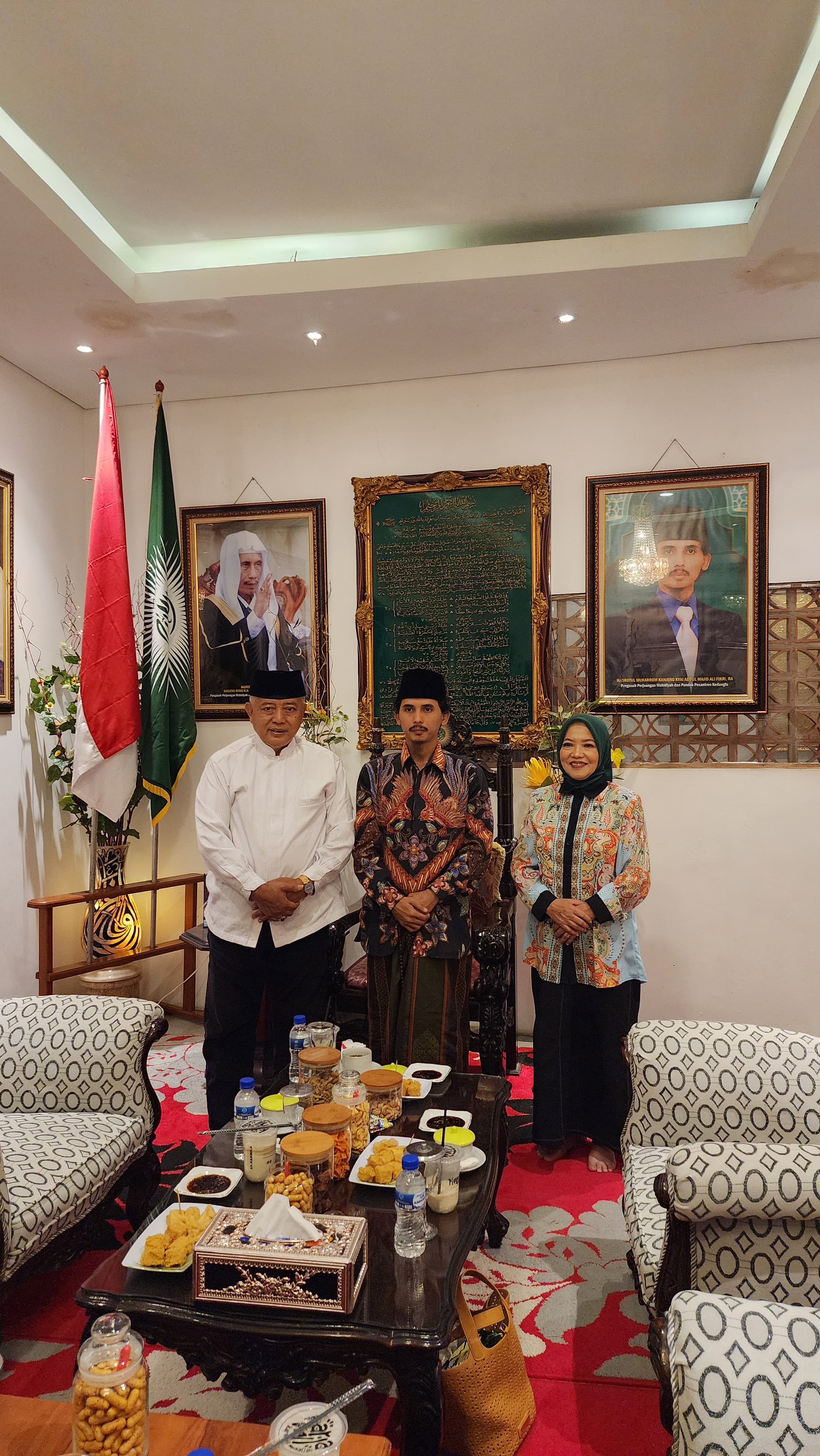 SILATURAHMI: H M. Sanusi bersama Lathifah Shohib (kiri) bertemu pengasuh Pondok Pesantren Kedunglo