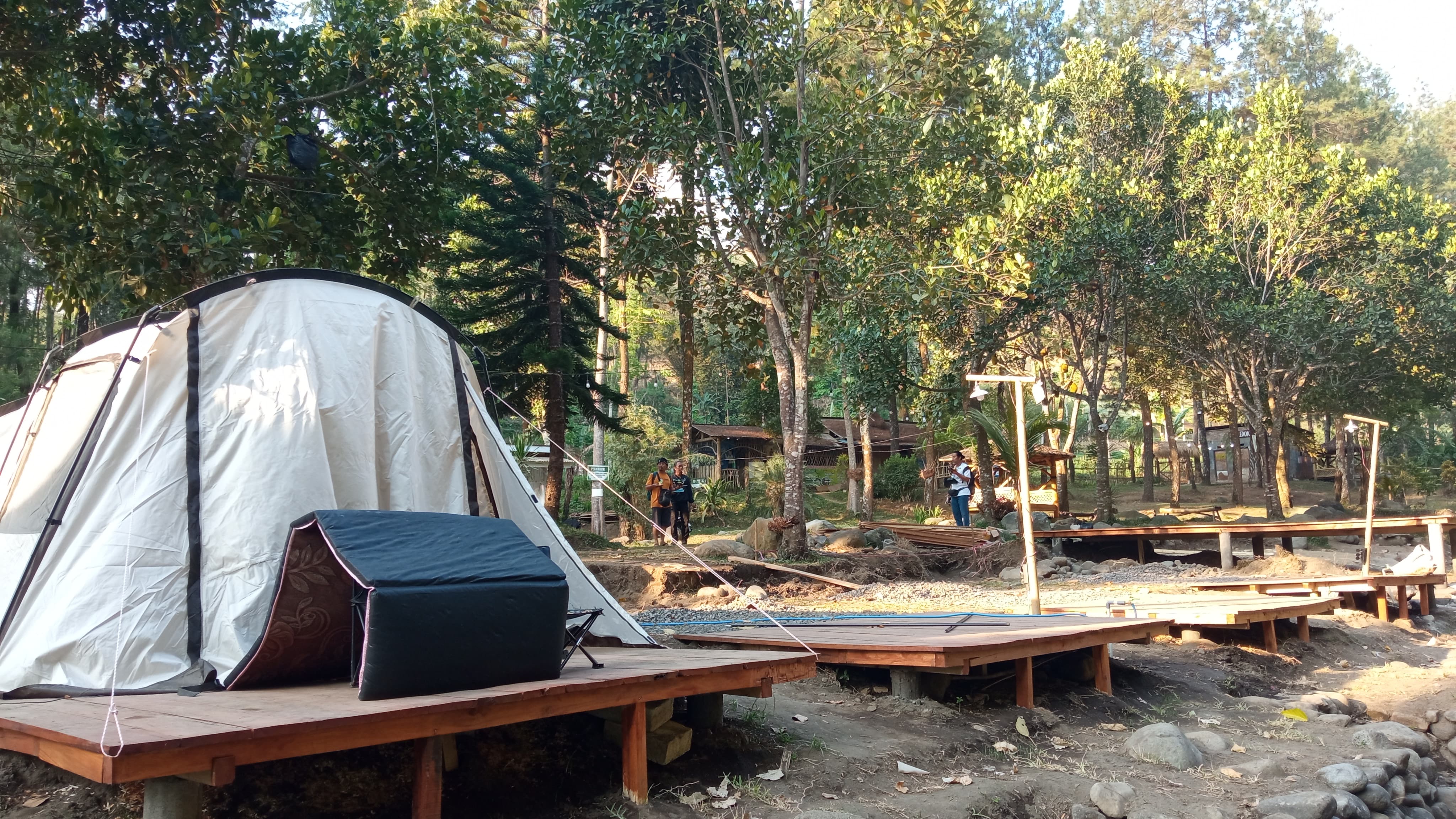FASILITAS WISATAWAN: Pengelola wisata Lembah Bromo, Desa Gubugklakah, Kecamatan Poncokusumo, Kabupaten Malang mendirikan tenda-tenda di tepi sungai. Wisatawan disuguhi panorama alam yang indah dan sej