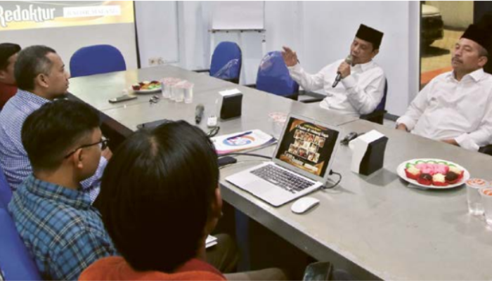 OPTIMISTIS: Gunawan Wibisono (dua dari kanan) dan dr Umar Usman (kanan) memaparkan rencananya membangun Kabupaten Malang di hadapan awak redaksi Jawa Pos Radar Malang.