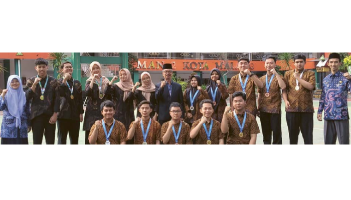 UNGGULAN: Kepala MAN 2 Kota Malang Dr H Samsudin MPd (tengah) bersama guru pembimbing serta siswa-siswi peraih medali Olimpiade Sains Nasional (OSN), Kompetisi Sains Madrasah (KSM), dan Madrasah Young