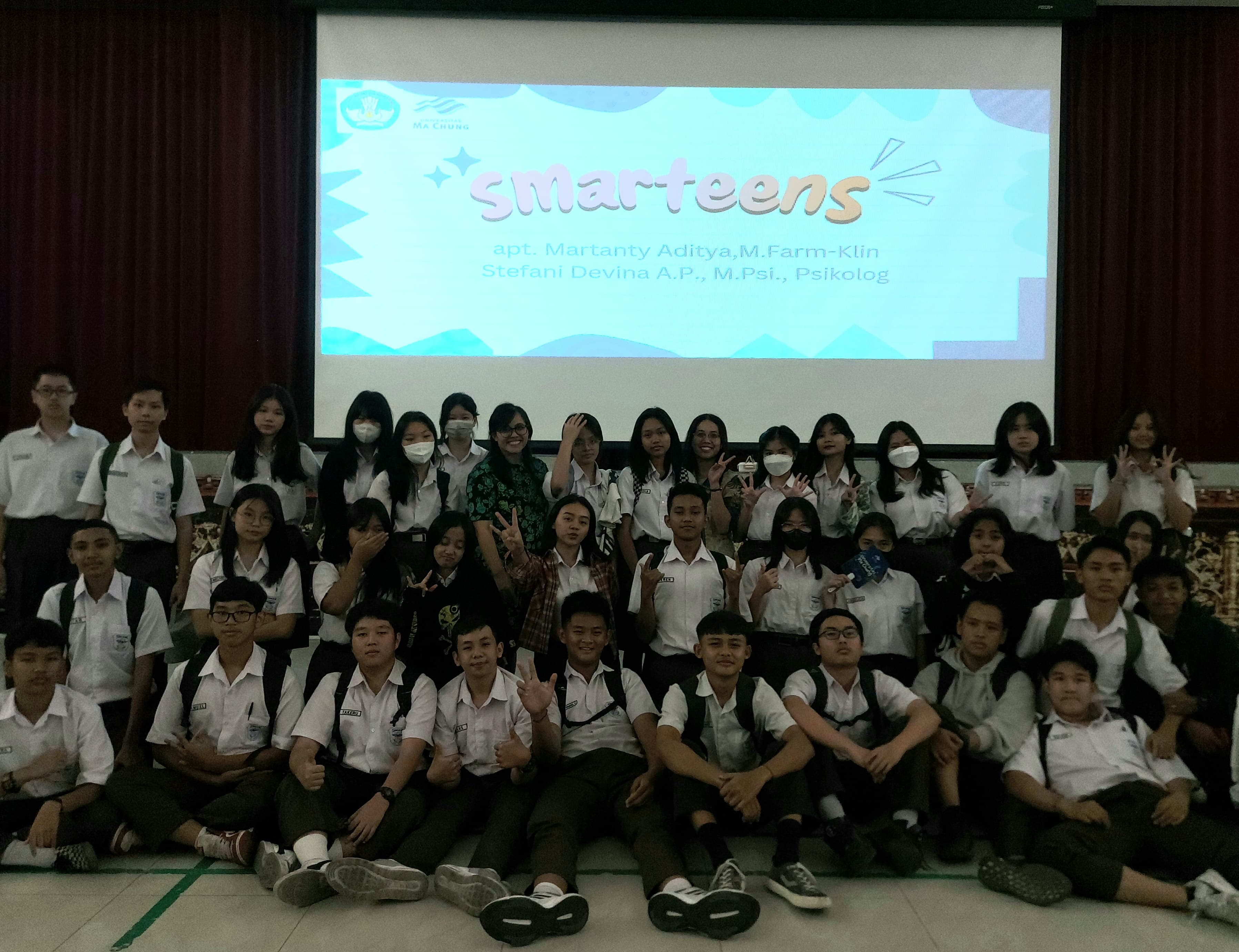 PENGABDIAN KAMPUS: Siswa-siswi SMA Katolik St. Albertus Malang setelah mengikuti program kesehatan mental di aula sekolah hari ini (19/9)