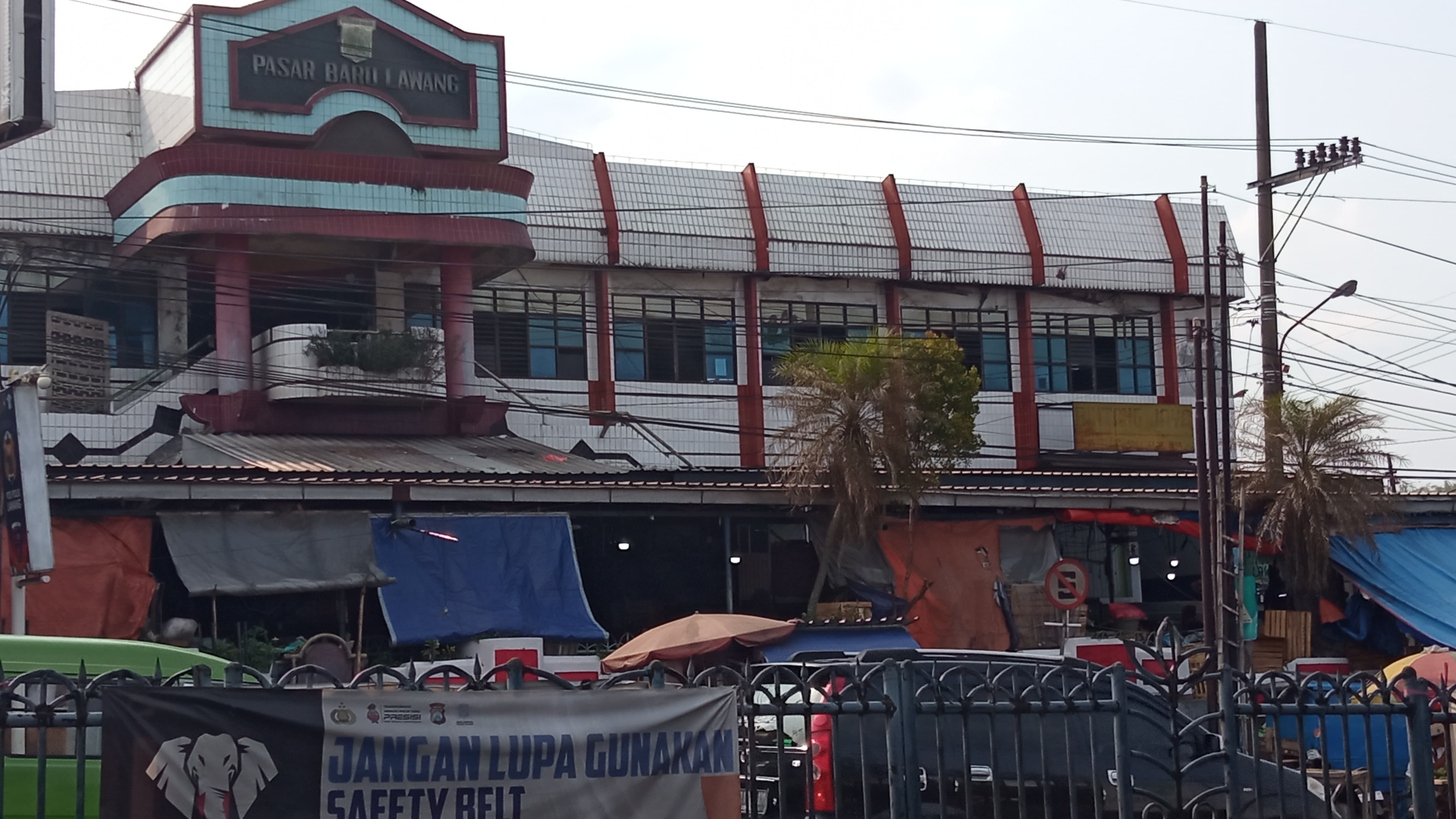 SEPI PEMBELI: Pedagang Kaki Lima (PKL) berderet di depan Pasar Lawang kemarin (20/9). Keberadaan mereka dikeluhkan pedagang.