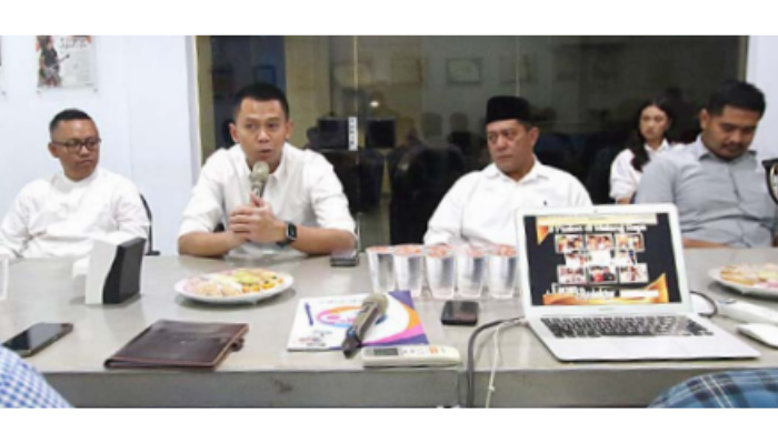 DORONG AKSELERASI: Firhando Gumelar (pegang mic) dan H Rudi (berkopiah) memaparkan terobosan yang ditawarkan sebagai calon pemimpin Kota Batu di hadapan para redaktur Jawa Pos Radar Malang.