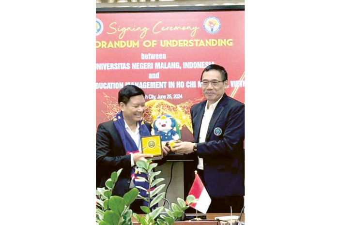 JALIN KERJA SAMA: Prof dr Hariyono MPd (kanan) menerima cenderamata dari perwakilan institute of Education, Vietnam, beberapa waktu lalu.