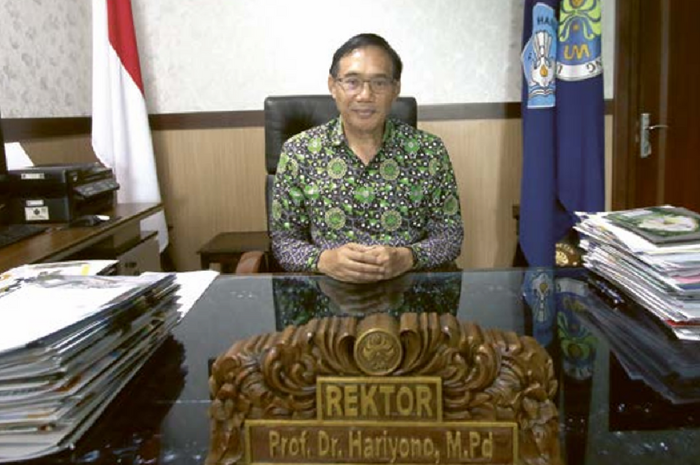BERDEDIKASI TINGGI: Rektor Universitas Negeri Malang (UM) Prof dr Hariyono MPd berada di ruang kerjanya.