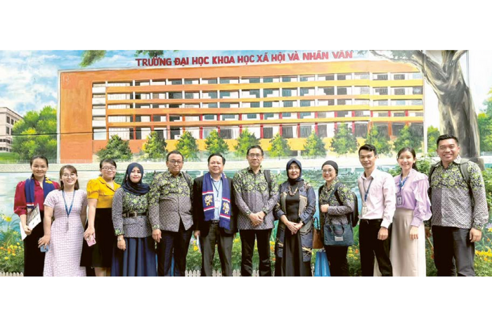 PERLUAS JARINGAN: Prof dr Hariyono MPd (tengah) foto bersama rekan dan jajaran Universitas Negeri Malang di institute of Education, Vietnam, beberapa waktu lalu.