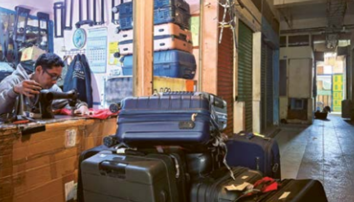 BARANG-BARANG SELAMAT: Alfin, pemilik kios servis koper di lantai satu Pasar Baru Barat Comboran sudah mulai beraktivitas seperti biasa. Hal serupa dilakukan dua pedagang lainnya.