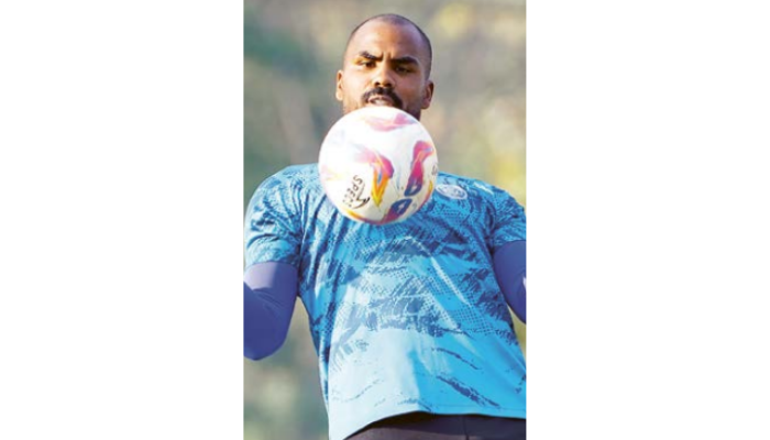 PROFESIONAL: Thales Lira mengontrol bola dalam sesi latihan di ARG Soccer Field, Lawang, Rabu lalu (18/9).
