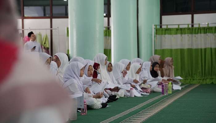 KHUSYUK : Tadabbur Alquran dan doa bersama dalam rangka Milad MI Khadijah Malang ke-38, Kamis (19/9).