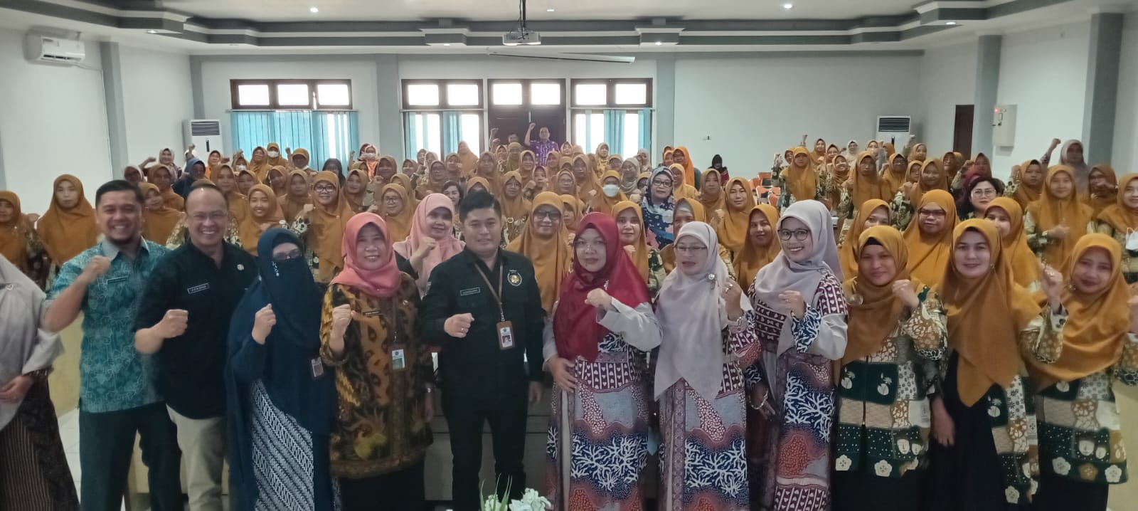 KOLABORASI: Kepala Dinas Suwarjana SE MM (depan) didampingi PKG Kedungkandang Rini Wardiana SPd dan jajaran Disdikbud Kota Malang saat acara sosialisasi Sulingjar, Kamis (19/9).