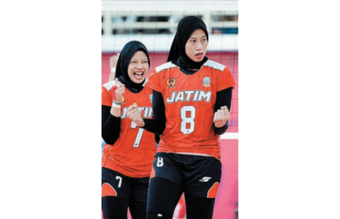 BAWA AURA JUARA: Ekspresi Megawati  Hangestri (kanan) setelah spike-nya  saat melawan Jabar di final voli putri  menghasilkan poin.