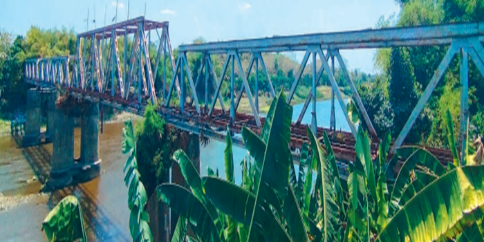 TERBENGKALAI: Jembatan Kaliketek, Bojonegoro, dulu adalah rel kereta api. Dibangun di zaman Belanda, jembatan itu kini sudah tak berfungsi