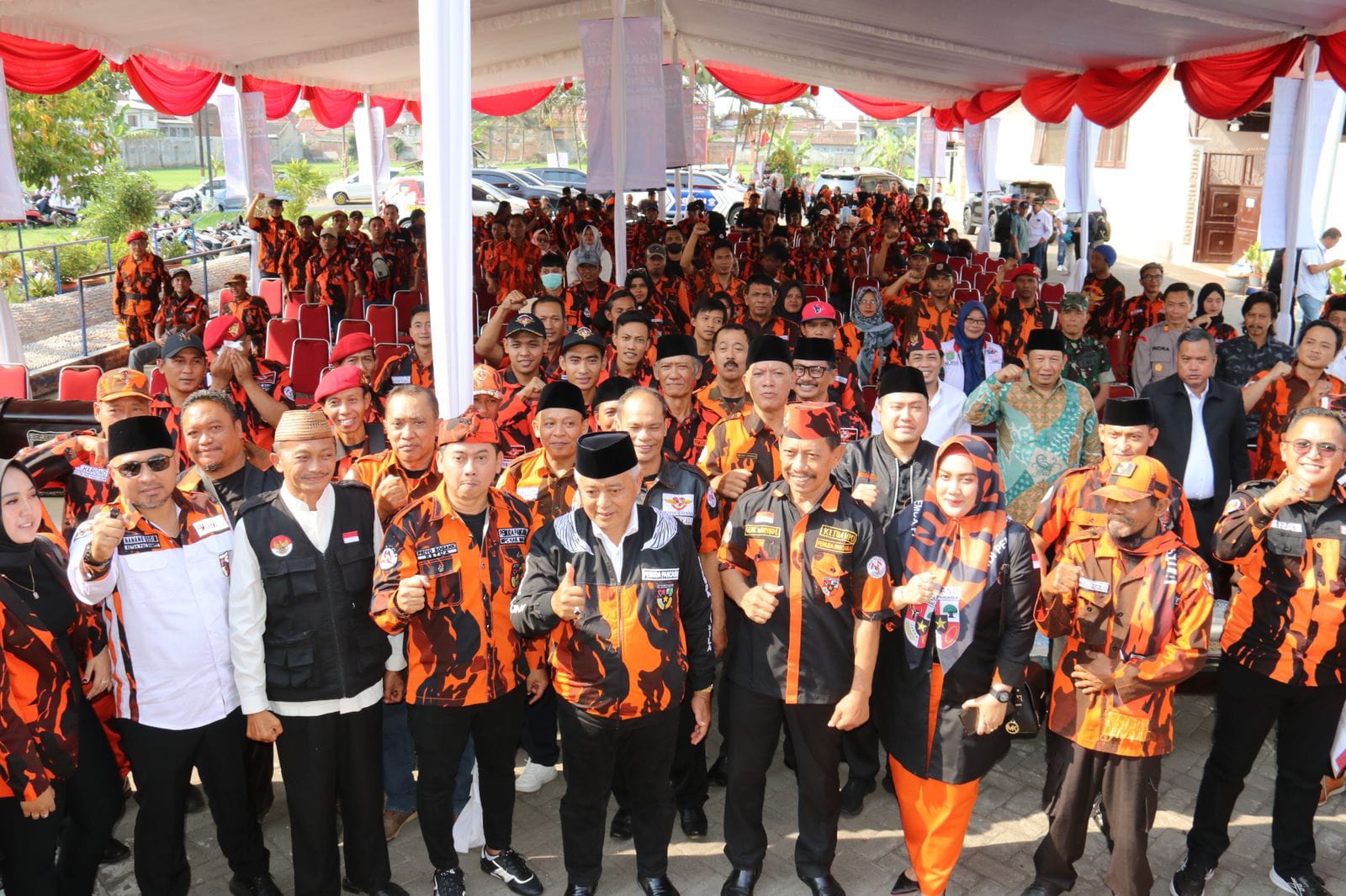 Bupati Malang H M. Sanusi didampingi ketua MPC Pemuda Pancasila Kabupaten Malang Priyo Sudibyo dan jajaran pengurus