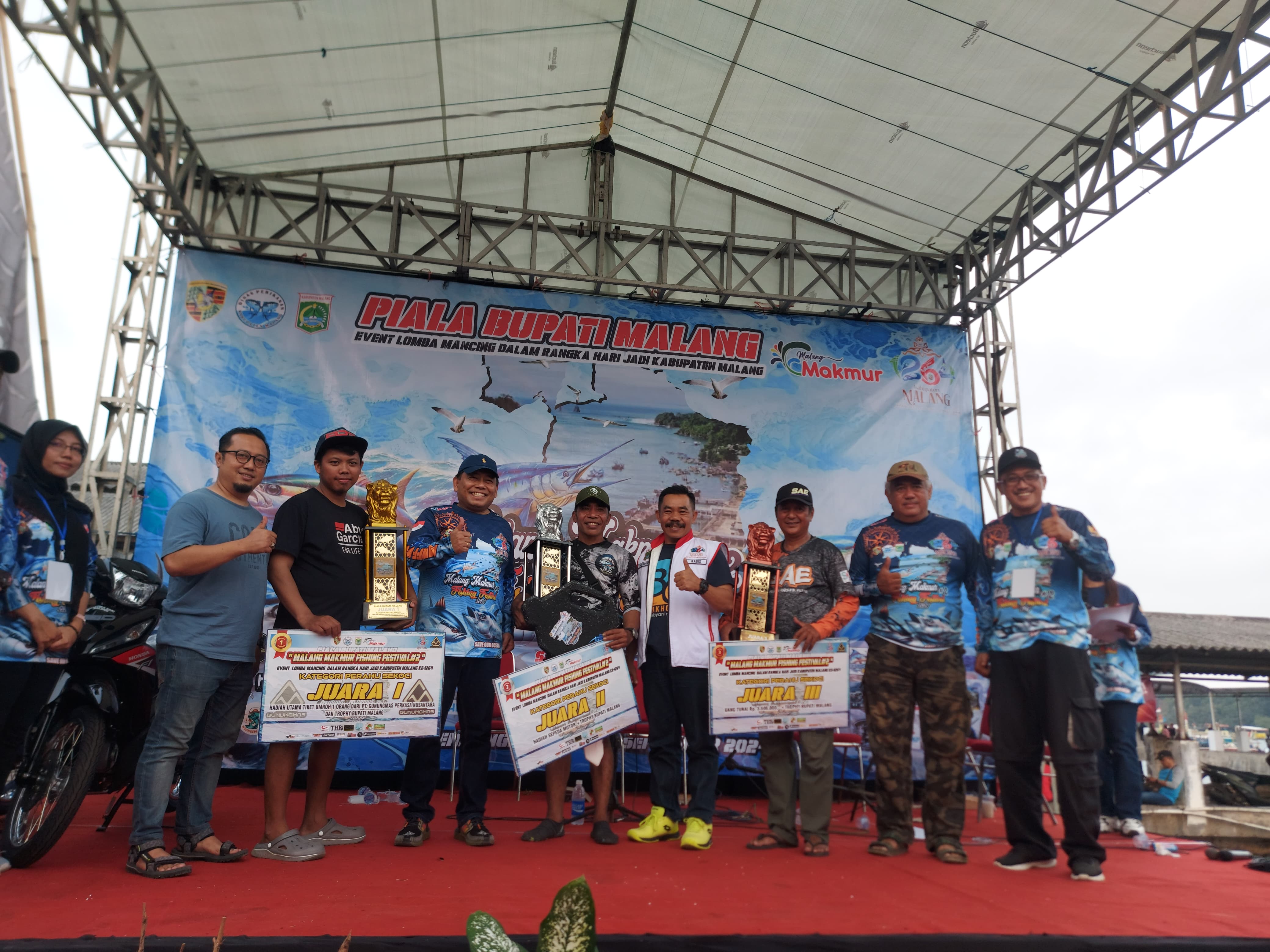 Para peserta mancing mania yang meraih juara berada di atas panggung