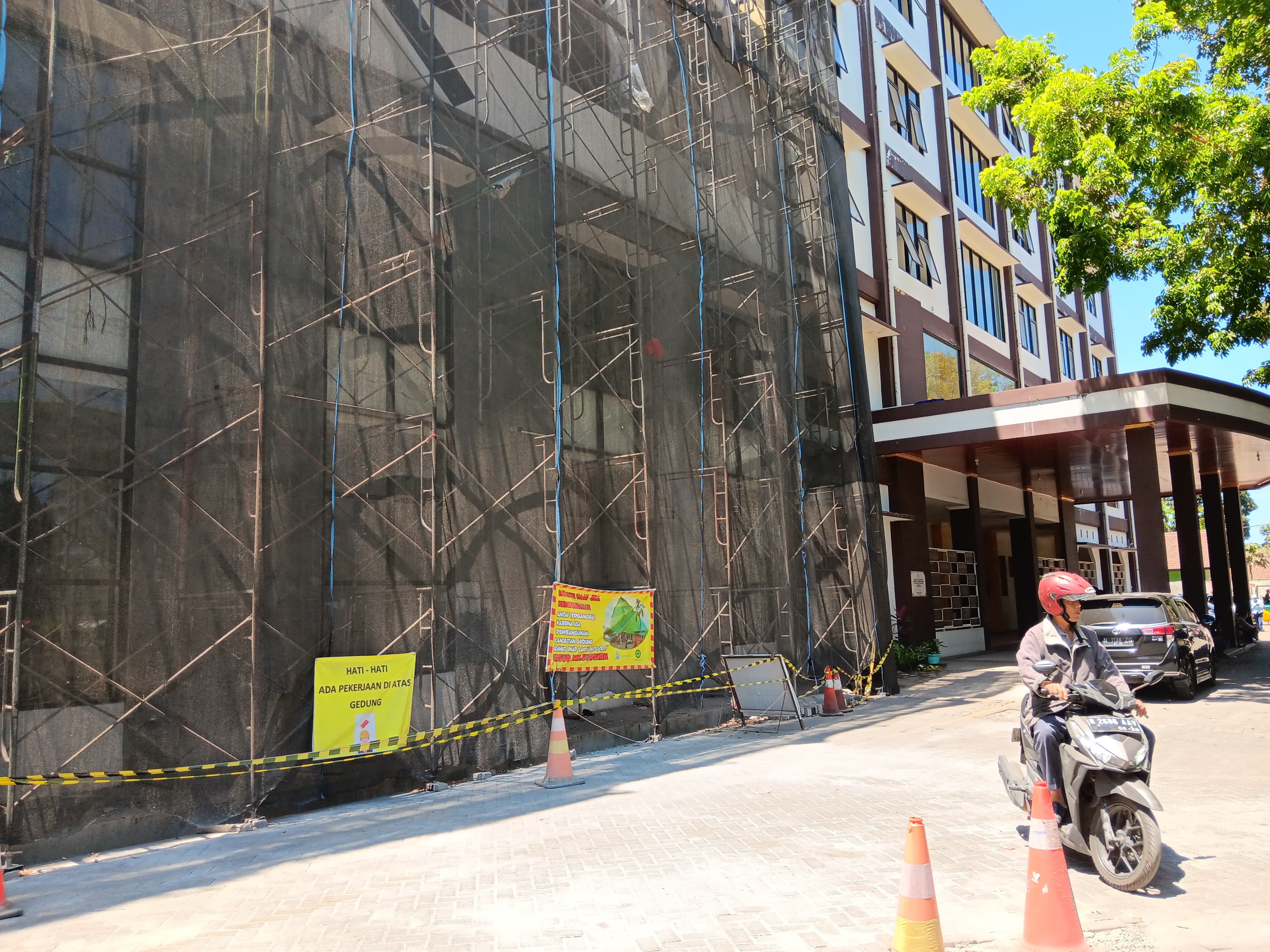 Seorang pengendara sepeda motor melintasi gedung baru di RSUD Kanjuruhan Malang