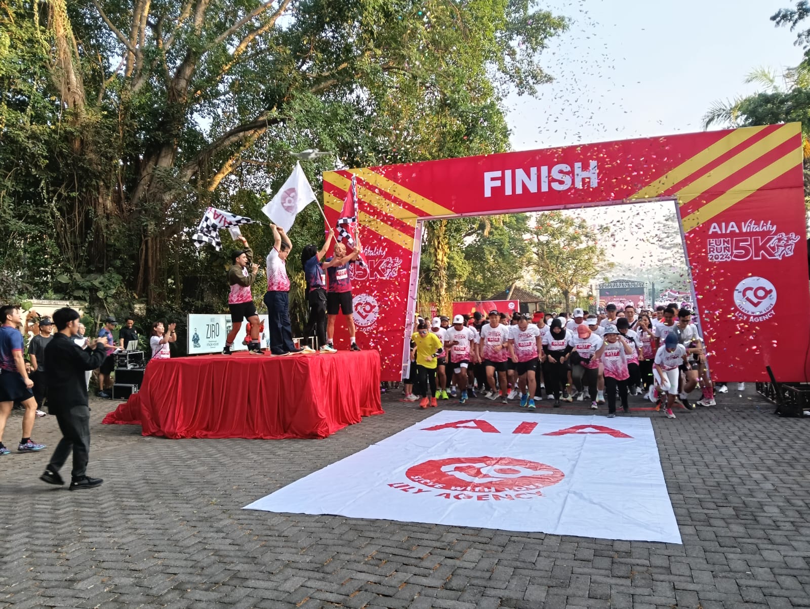 MENUJU POLA HIDUP SEHAT: AIA Vitality Fun Run dimulai start pada pukul 06:00 WIB dengan rute lari yang mengelilingi perumahan Araya Malang.