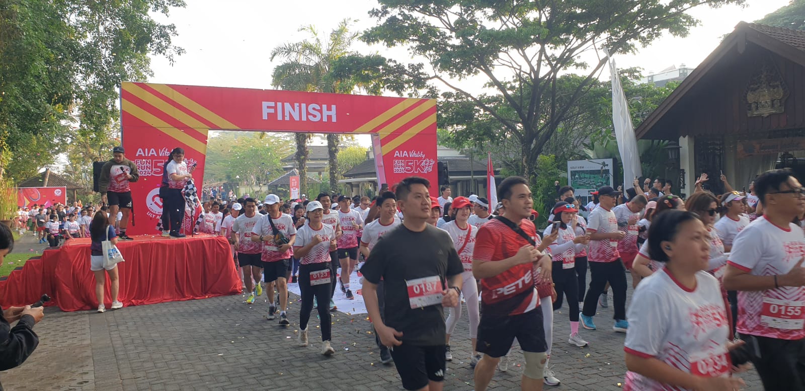 CIPTAKAN EKOSISTEM NYAMAN: Ratusan runers mengambil posisi start di ajang AIA Vitality Fun Run di Perumahan Araya Malang, tadi pagi, Minggu (22/9). Acara ini diikuti oleh tenaga pemasar dan nasabah