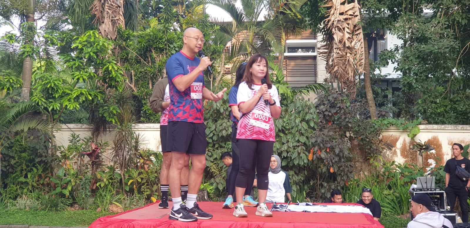 SAMBUTAN: Direktur Keagenan AIA Kevin Kwon (kiri) saat membuka AIA Vitality Fun Run di Kota Malang.