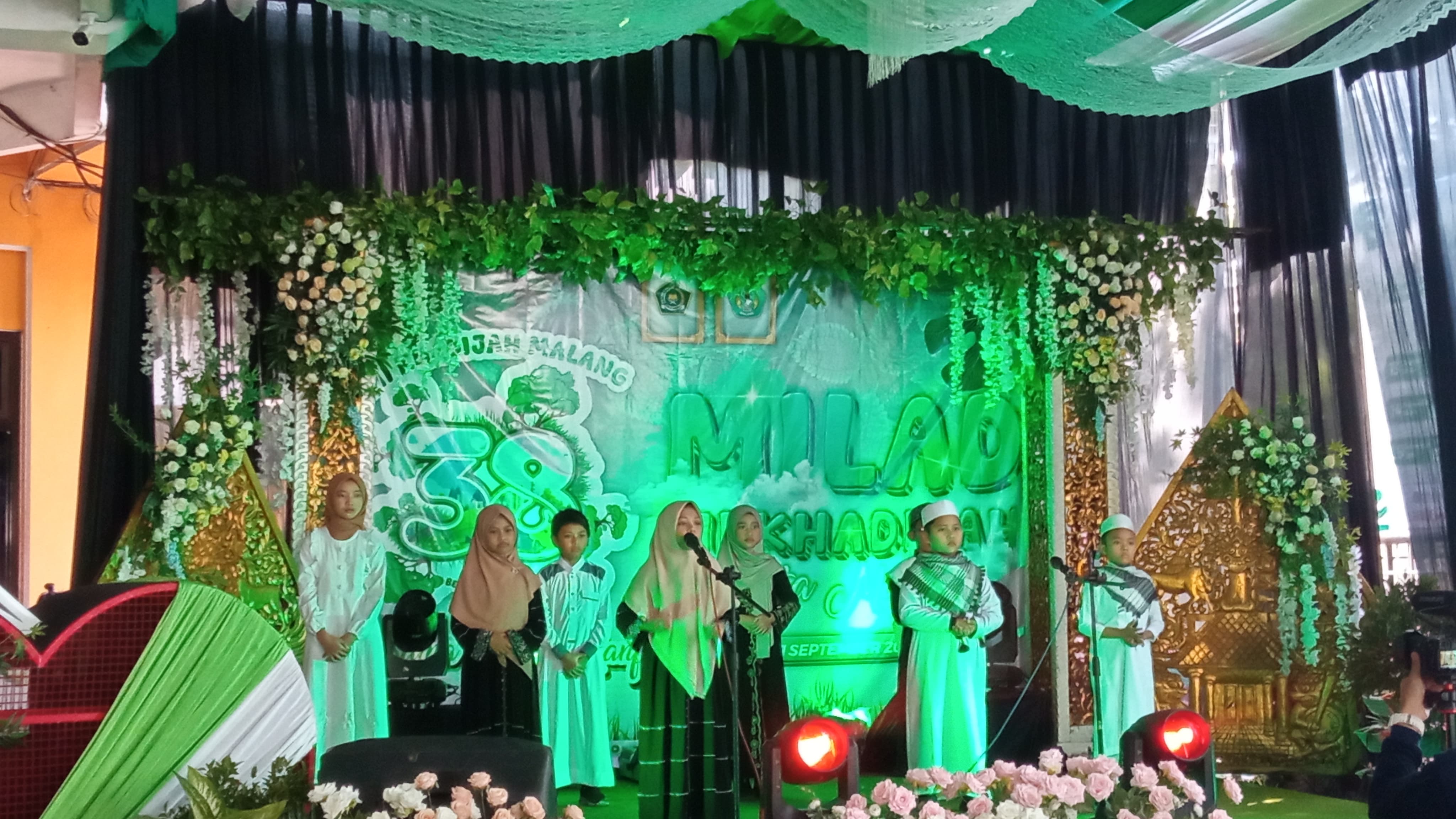 KREATIF : Penampilan dari siswa saat peringatan Puncak Milad ke-38 MI Khadijah Malang,&nbsp;Sabtu&nbsp;(21/9)