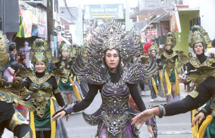 ANGGUN: Salah satu peserta pawai Festival Kampung Cempluk memakai pakaian bertema alam kemarin siang.