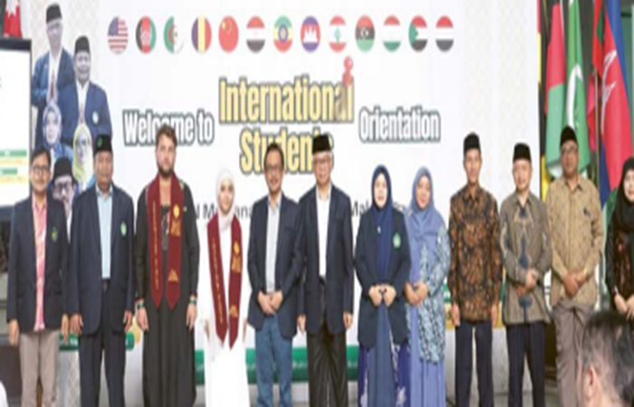 PERLUAS JARINGAN INTERNASIONAL: Rektor UIN Malang Prof Dr M. Zainuddin MA (lima dari kiri) membuka  International Student Orientation beberapa waktu lalu.