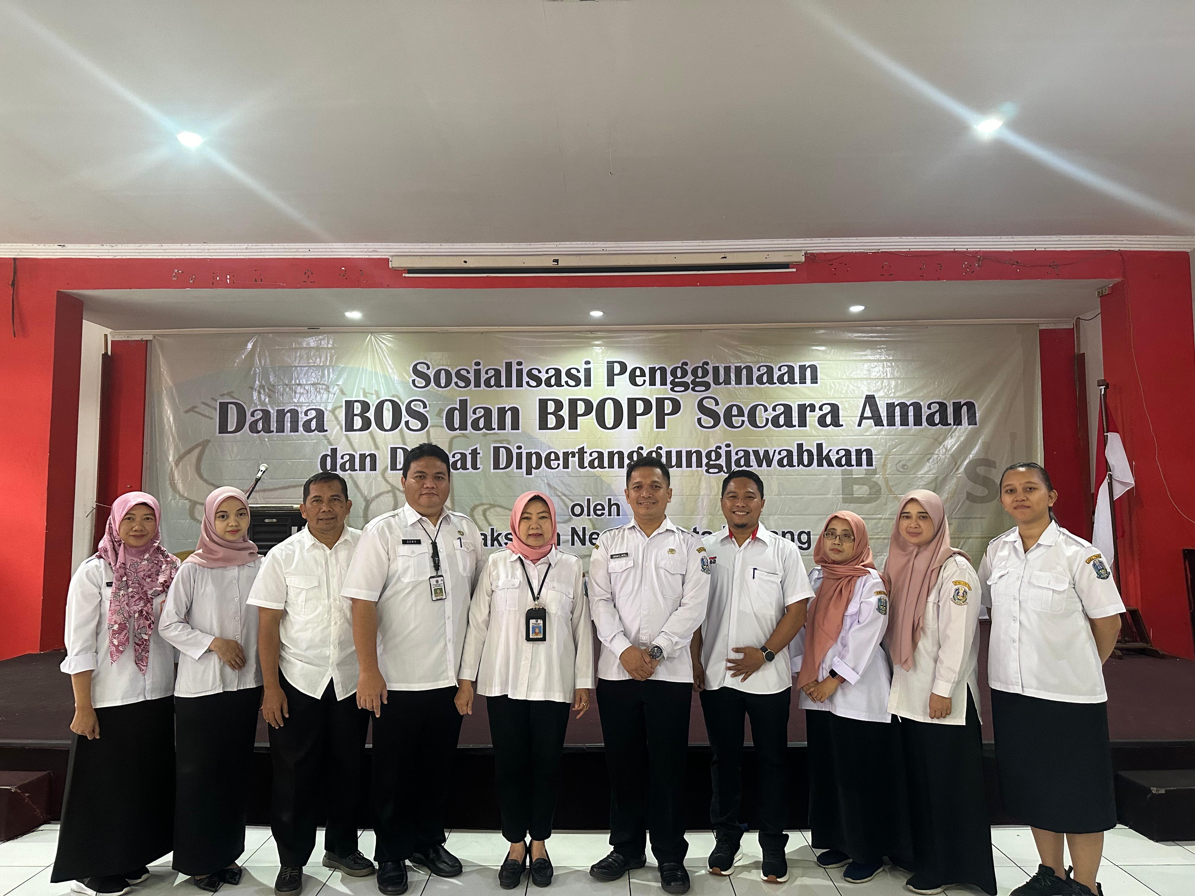 SINERGI : Kepala Cabang Dinas Dr Hj. Hastini Ratna Dewi MPd (tengah) bersama jajaran Cabdindik Prov. Jatim wilayah Kota Malang-Kota Batu dan perwakilan peserta, di SMK Telkom&nbsp;Rabu&nbsp;(11/9).