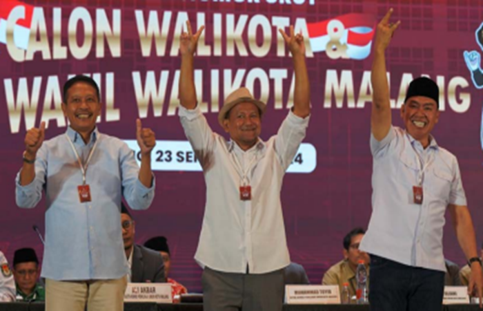 SALAM JARI: Wahyu Hidayat mengangkat satu jari karena  mendapat nomor urut satu. Heri Cahyono mengangkat dua  jari sesuai nomor urut yang dia  dapat. Sedangkan M. Anton menunjukkan tiga jari
