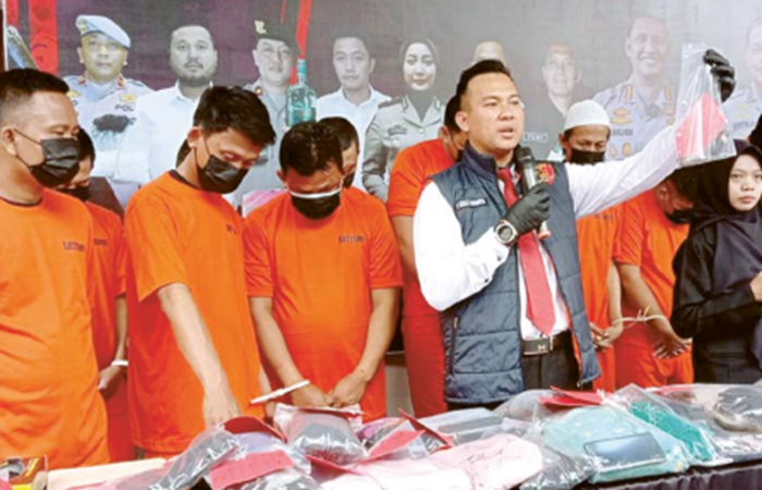 LINTAS DAERAH: Kasat Reskrim Polresta Malang Kota Kompol I Gusti Agung Ananta menunjukkan bukti  kejahatan pelaku pencurian terhadap nasabah bank (tiga tersangka sebelah kiri), kemarin.