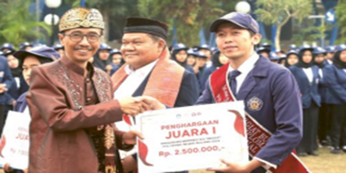 APRESIASI: Direktur Polinema Ir Supriatna Adhisuwignjo ST MT  memberikan reward kepada mahasiswa berprestasi periode 2024
