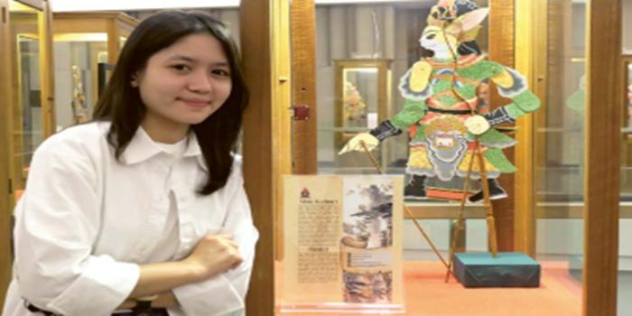 TEKUN: Zura Nurja Ana foto di samping wayang kardus saksemen shio kelinci